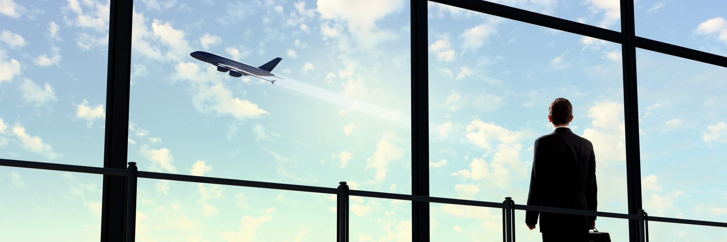Kozzi 25143853 Businessman At Airport 2614x1453